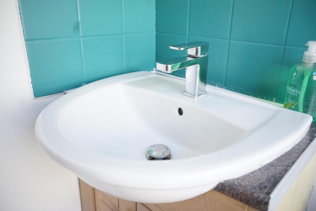 Stylish 3-bed With Wifi & Kitchen *