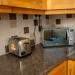 Stylish 3-Bed Swansea Home With Wifi & Kitchen