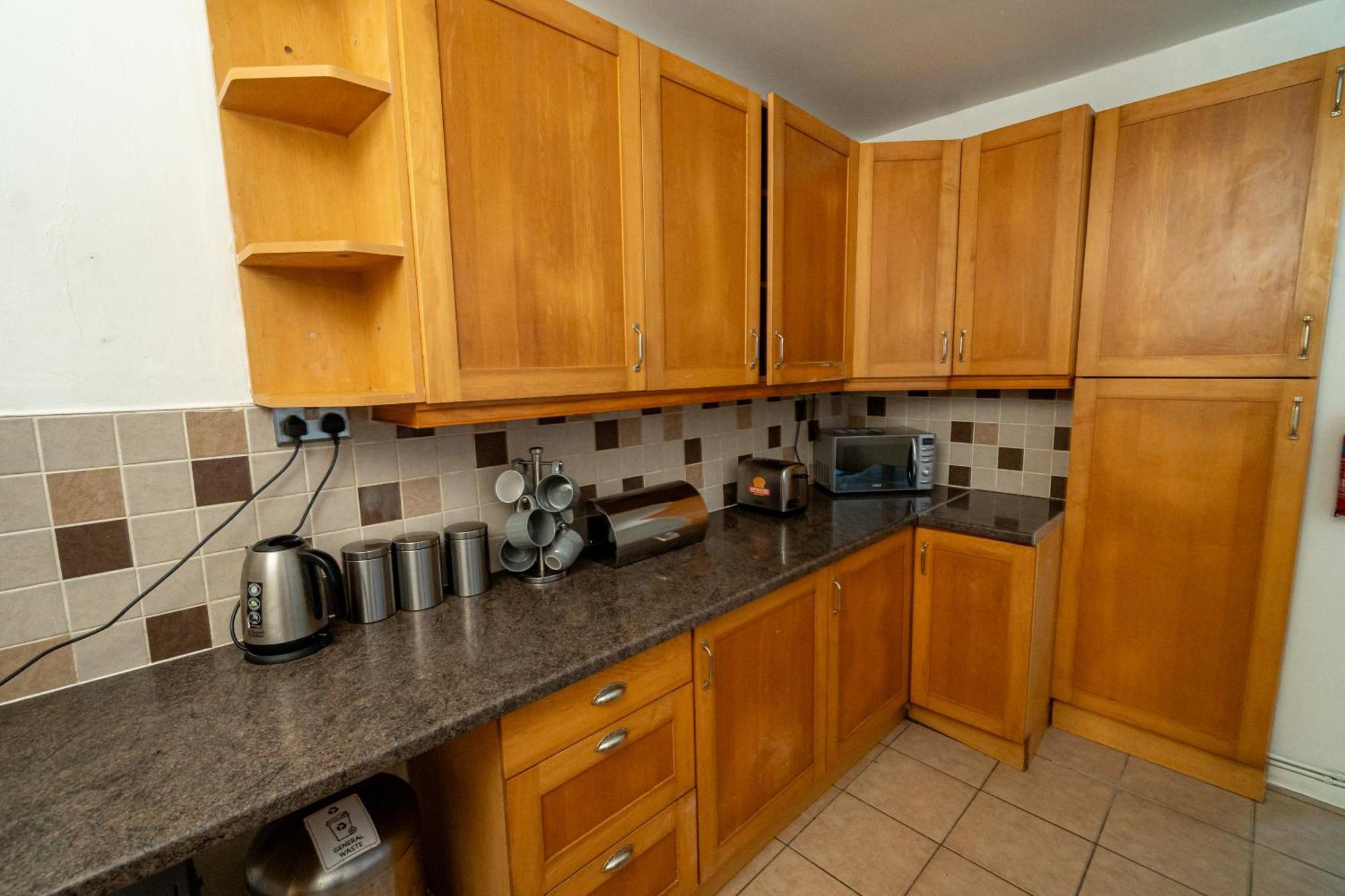 Stylish 3-bed With Wifi & Kitchen