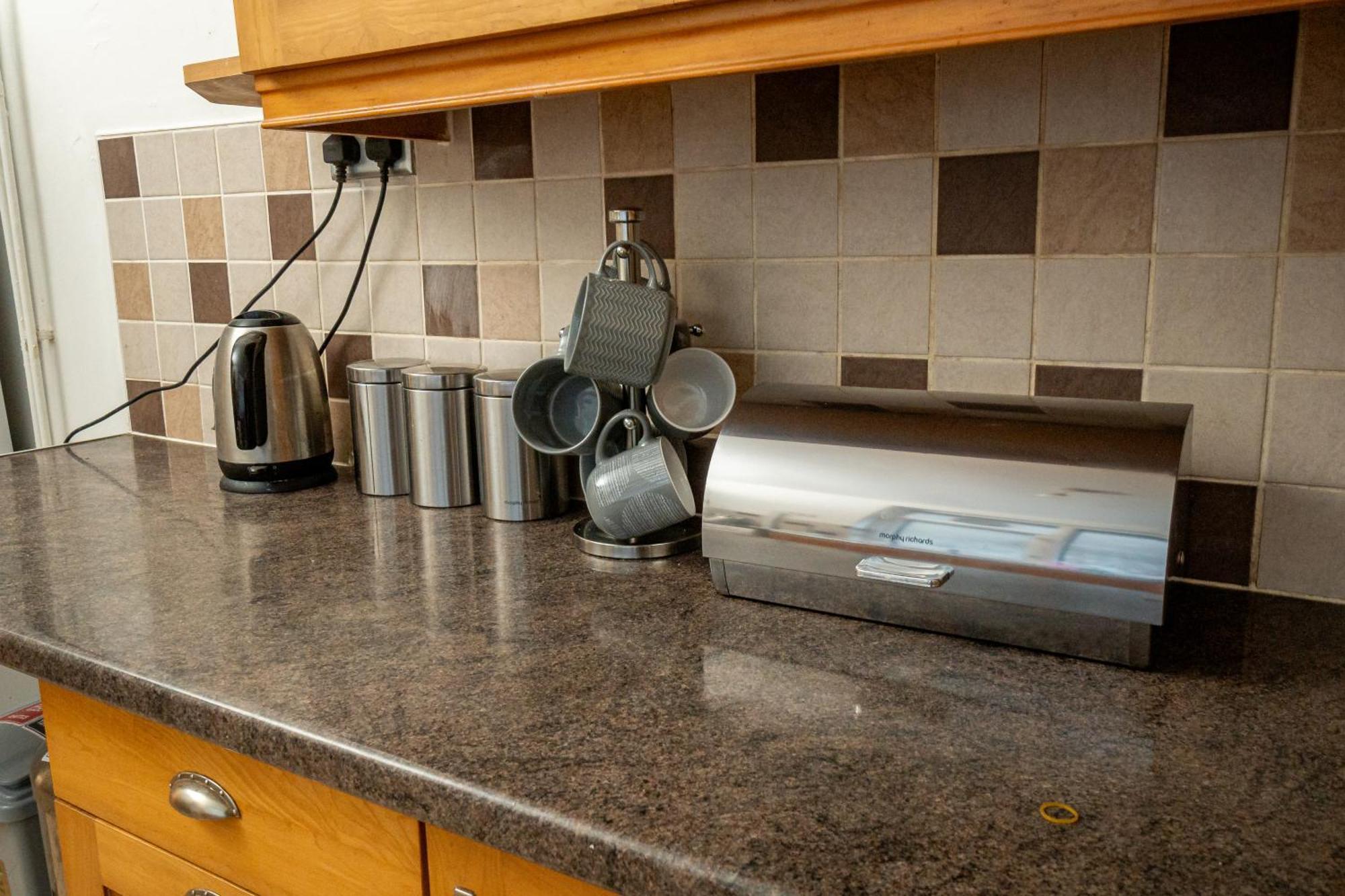 Holiday home Stylish 3-bed With Wifi & Kitchen Swansea