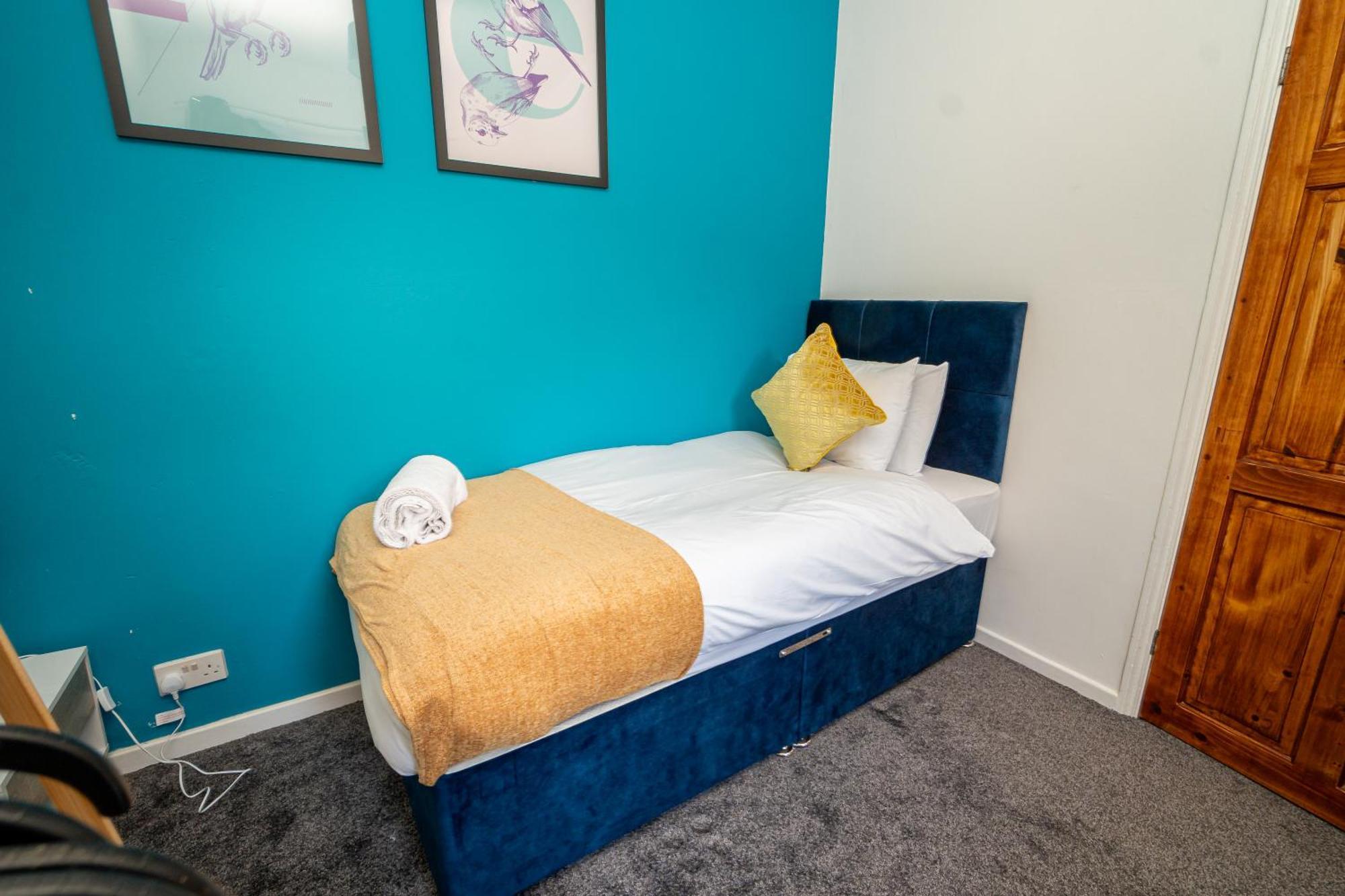 Stylish 3-bed With Wifi & Kitchen *