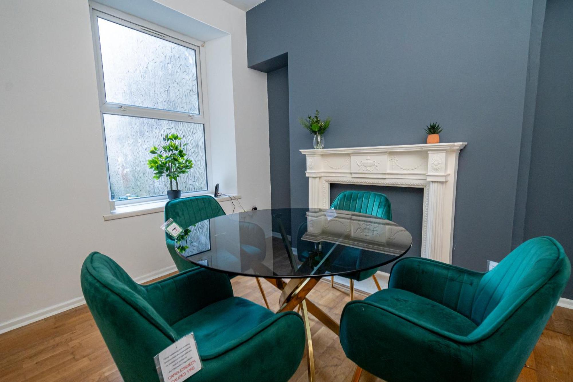 Stylish 3-bed With Wifi & Kitchen