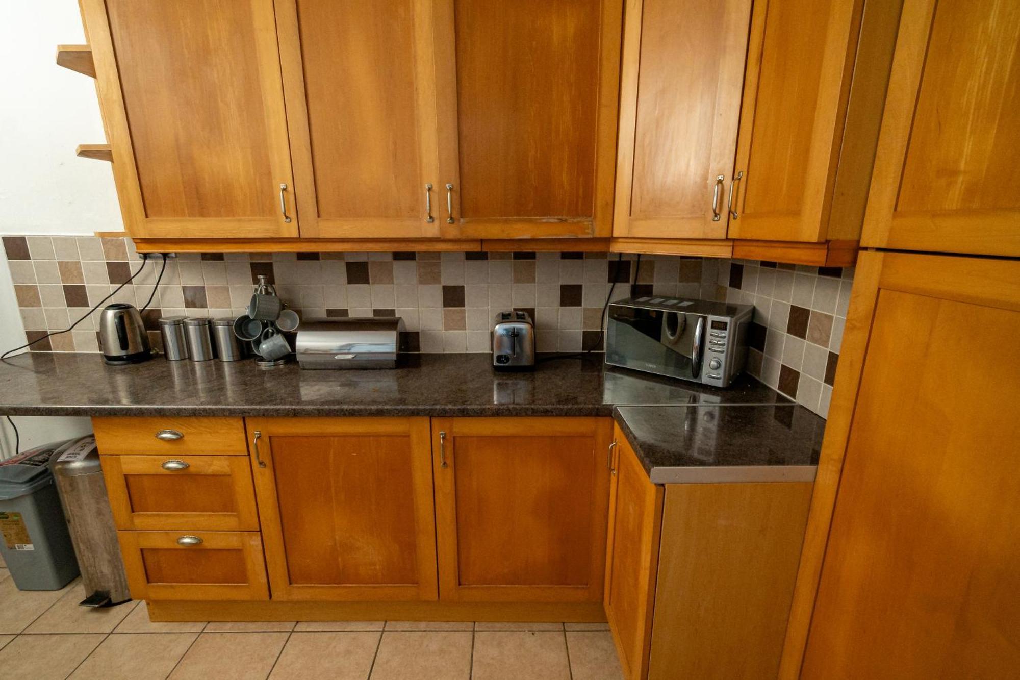 Holiday home Stylish 3-bed With Wifi & Kitchen