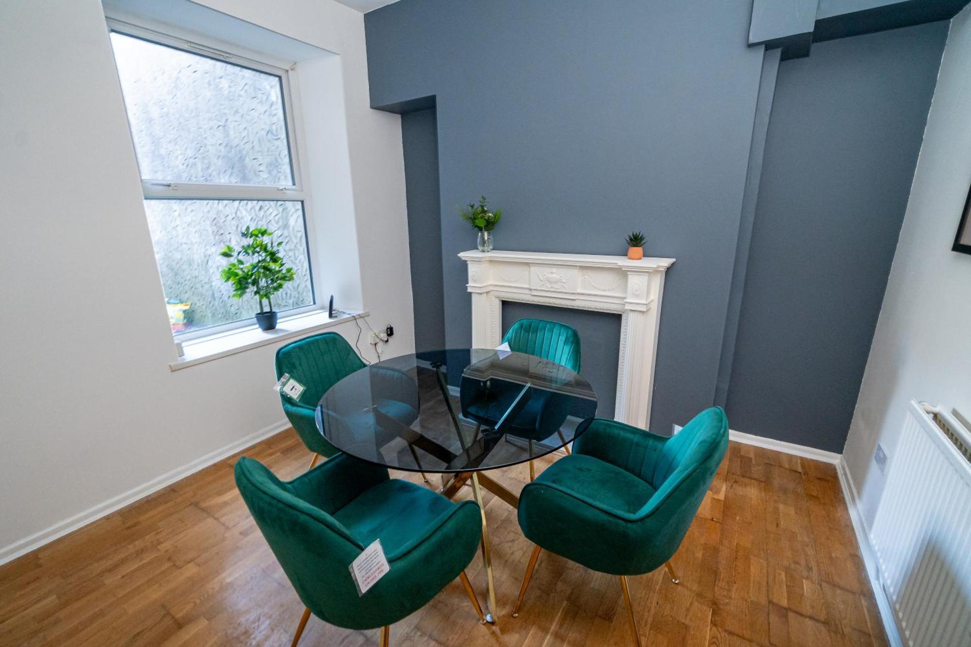 Stylish 3-bed With Wifi & Kitchen Holiday home *