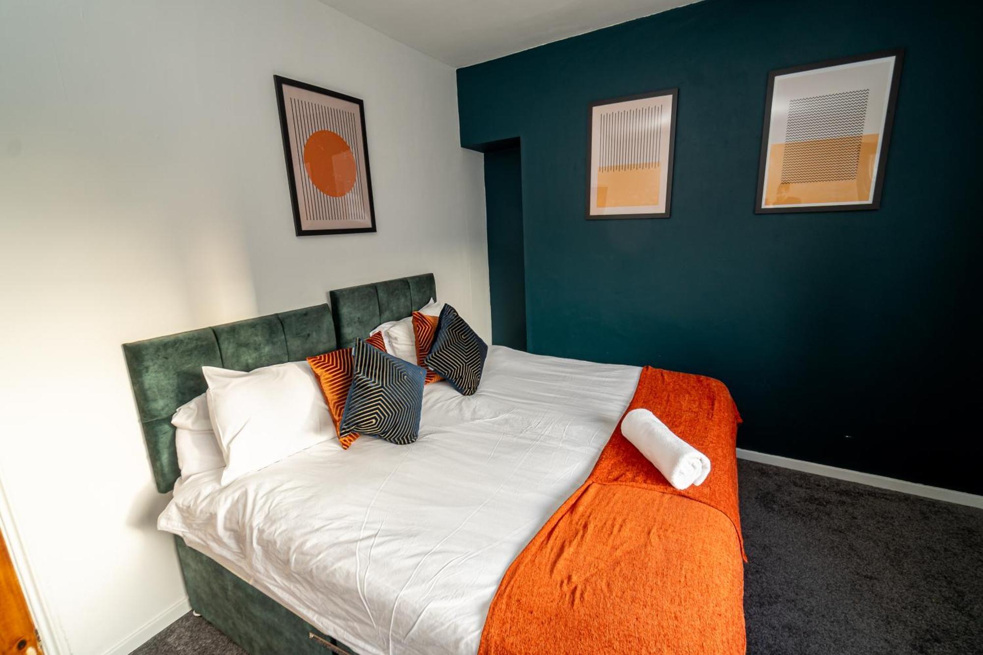 Stylish 3-bed With Wifi & Kitchen *