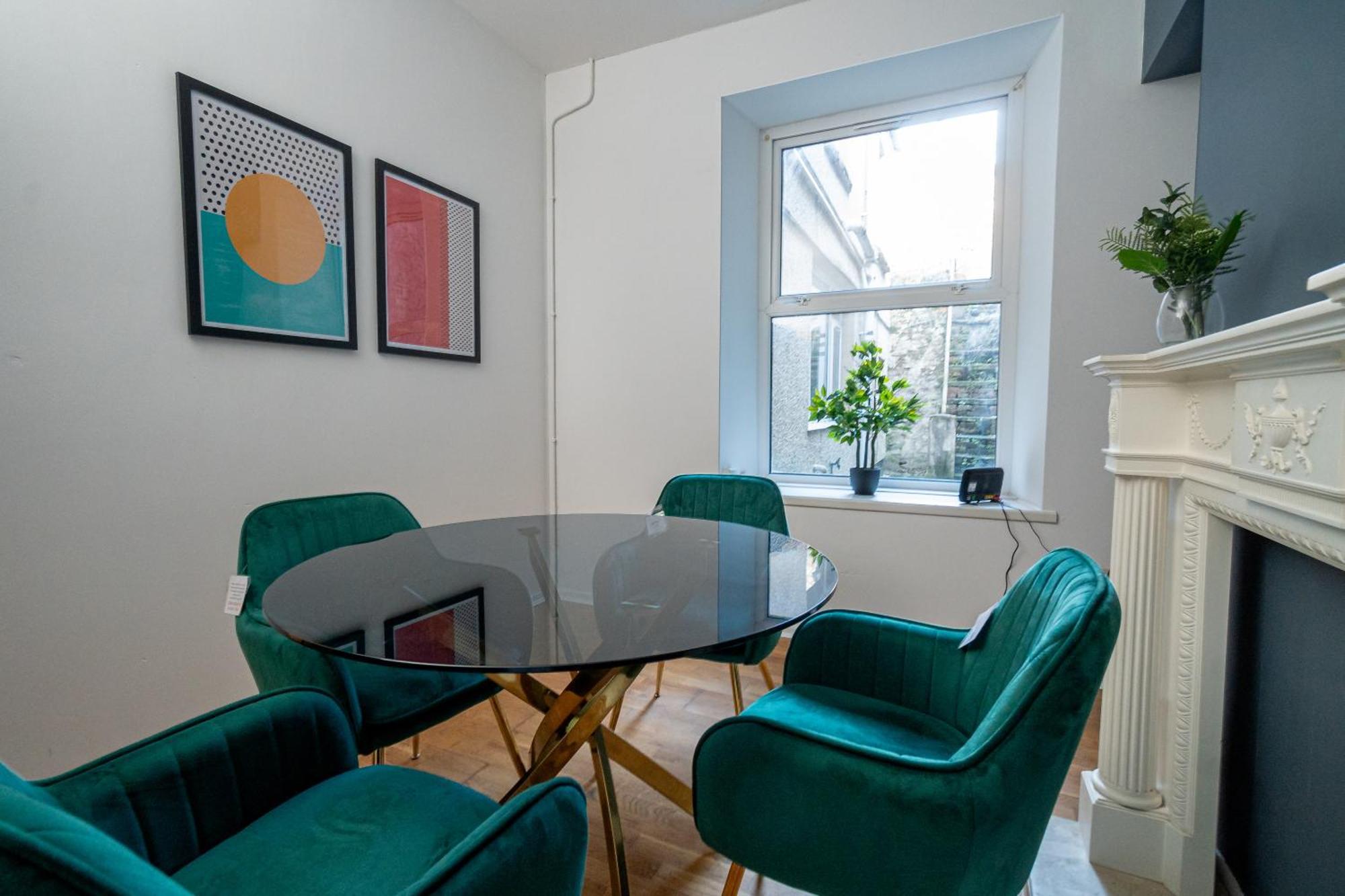 Stylish 3-bed With Wifi & Kitchen Swansea