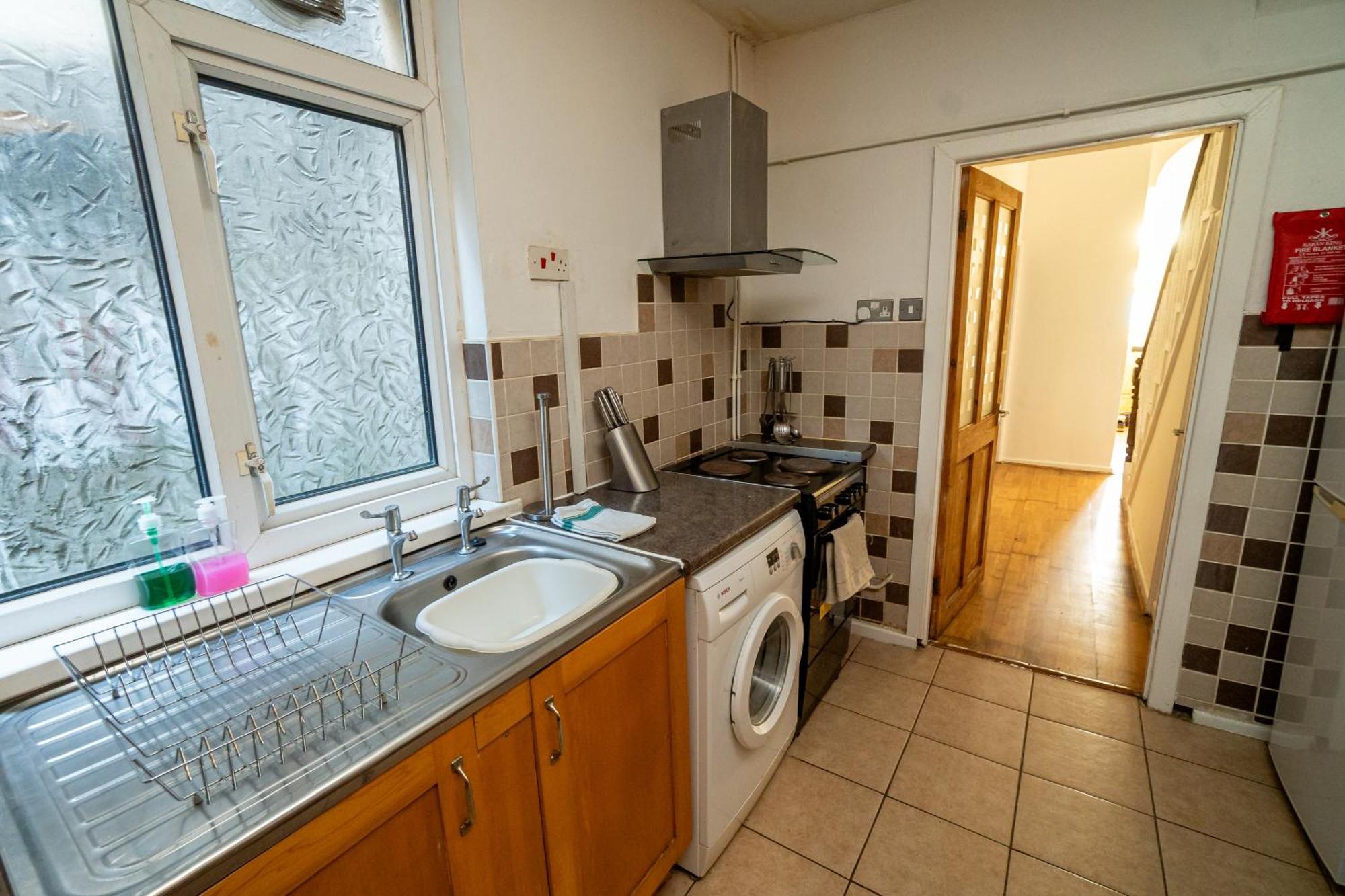 Stylish 3-bed With Wifi & Kitchen