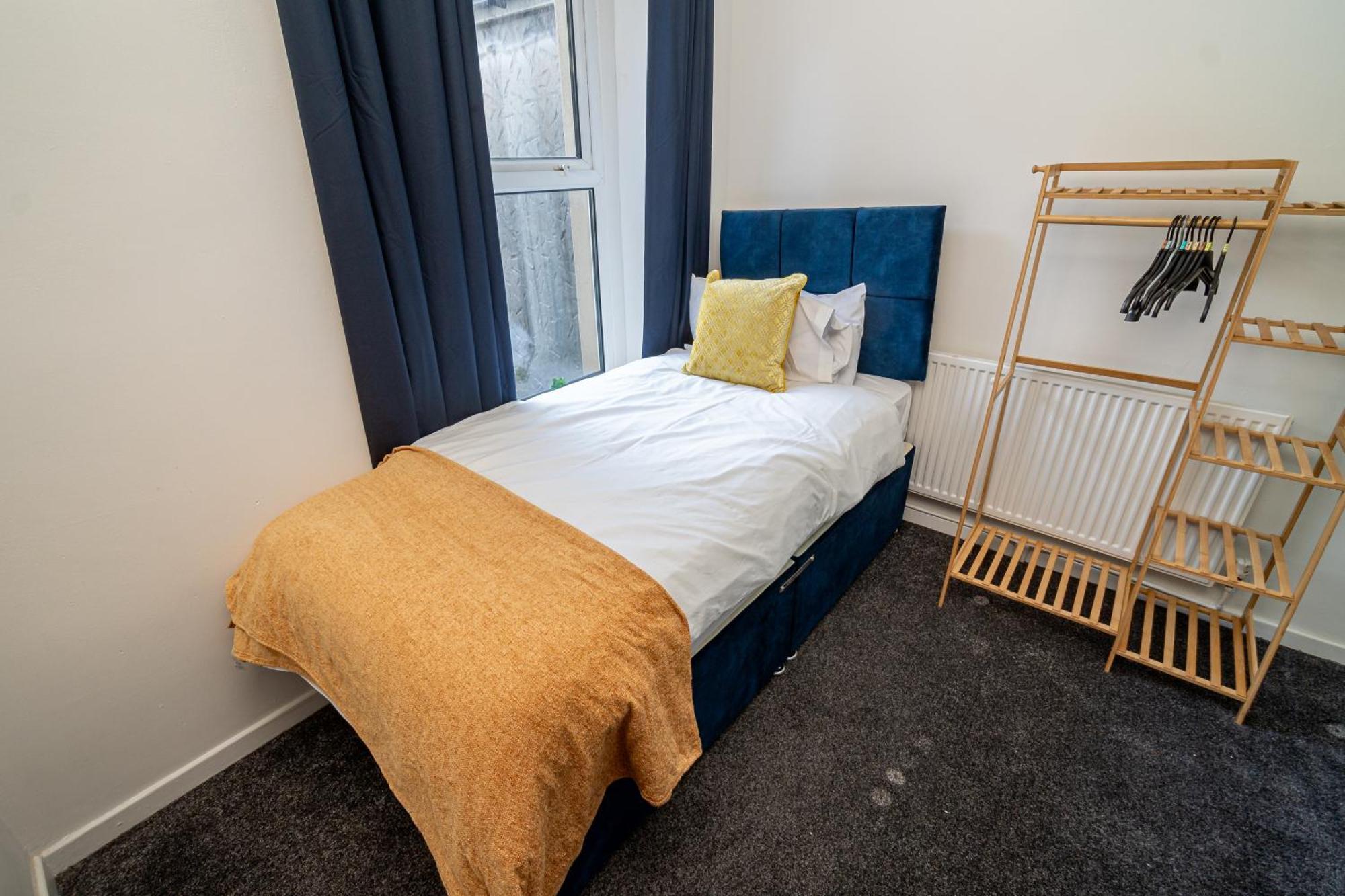 Stylish 3-bed With Wifi & Kitchen Holiday home