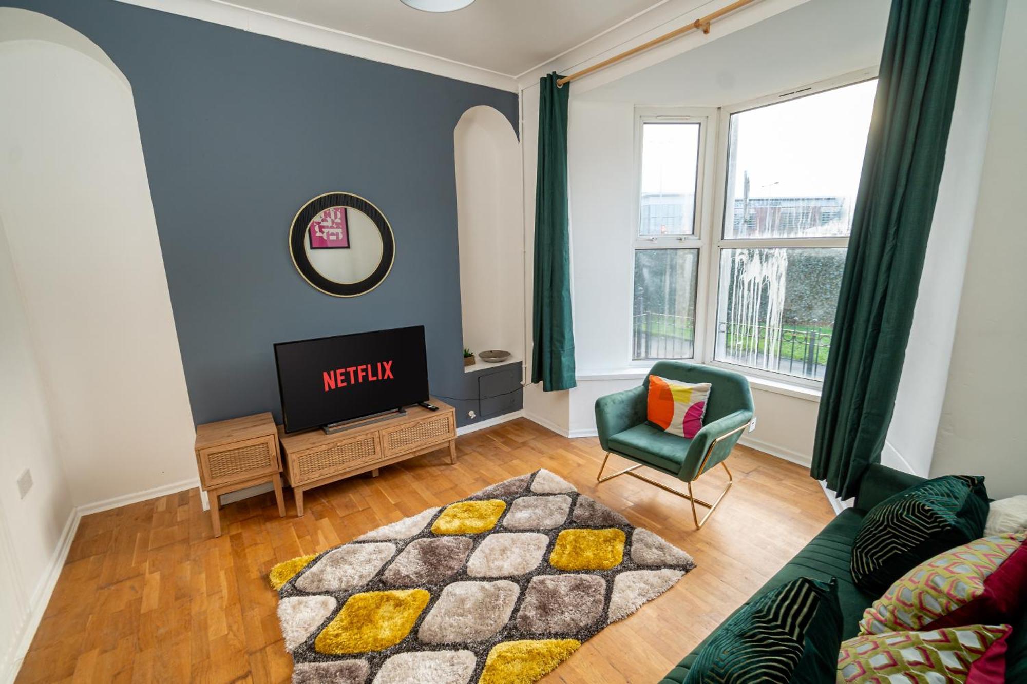 Holiday home Stylish 3-bed With Wifi & Kitchen *