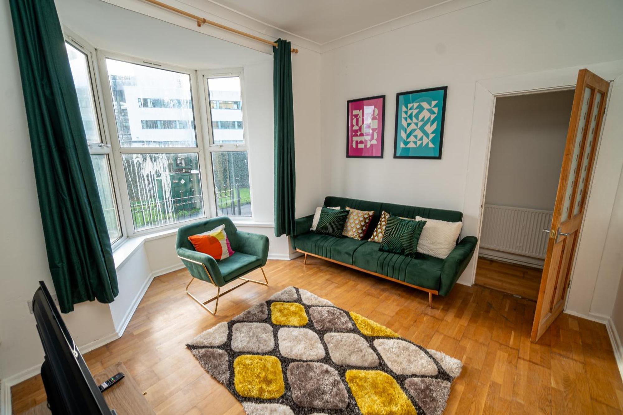 Stylish 3-bed With Wifi & Kitchen Holiday home Swansea