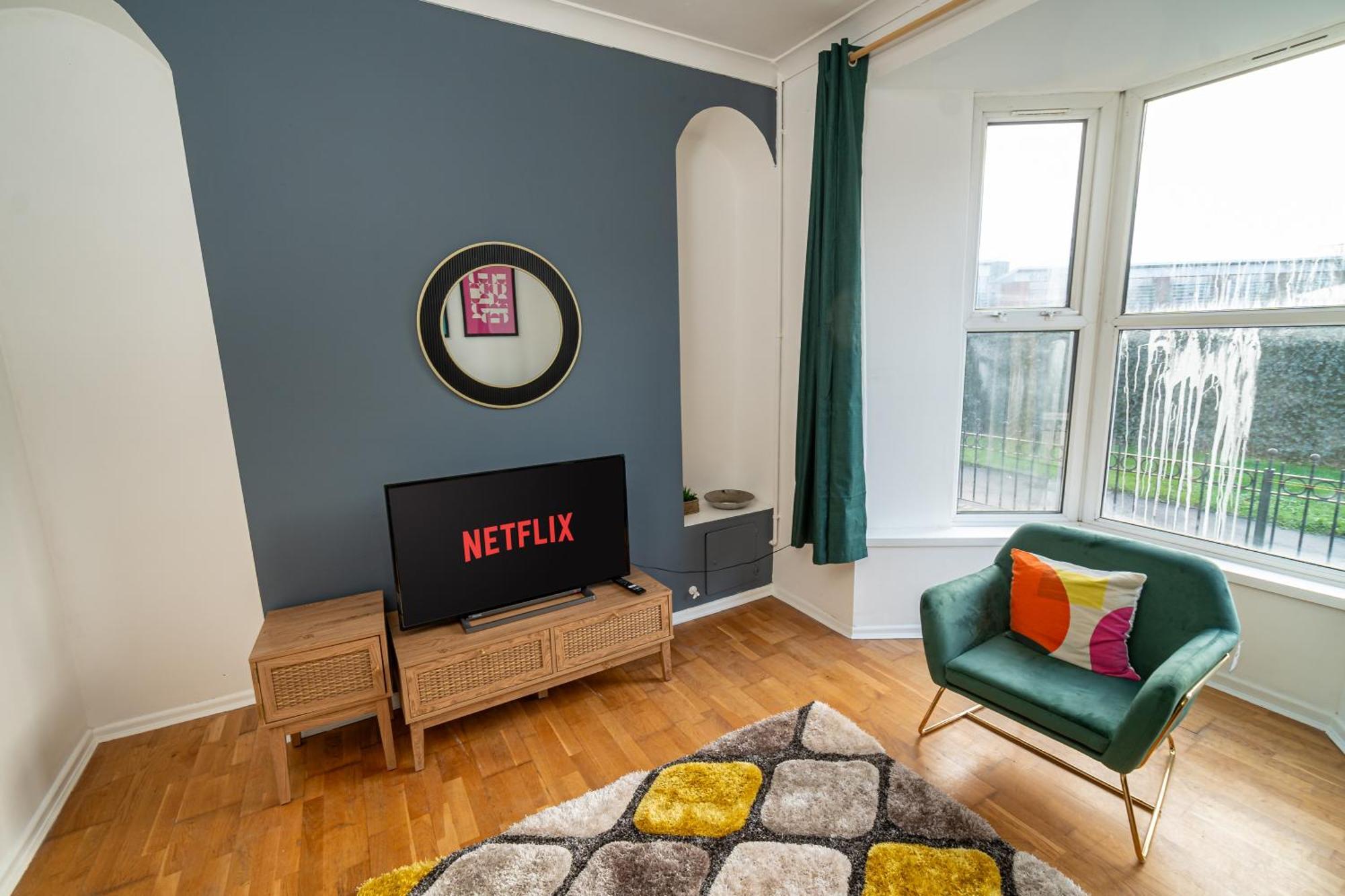 Stylish 3-bed With Wifi & Kitchen * Swansea