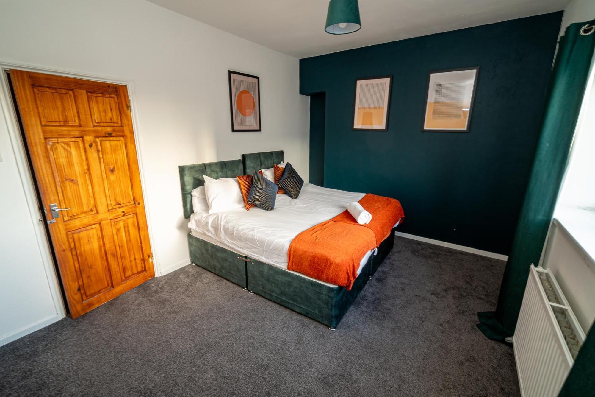 Stylish 3-bed With Wifi & Kitchen