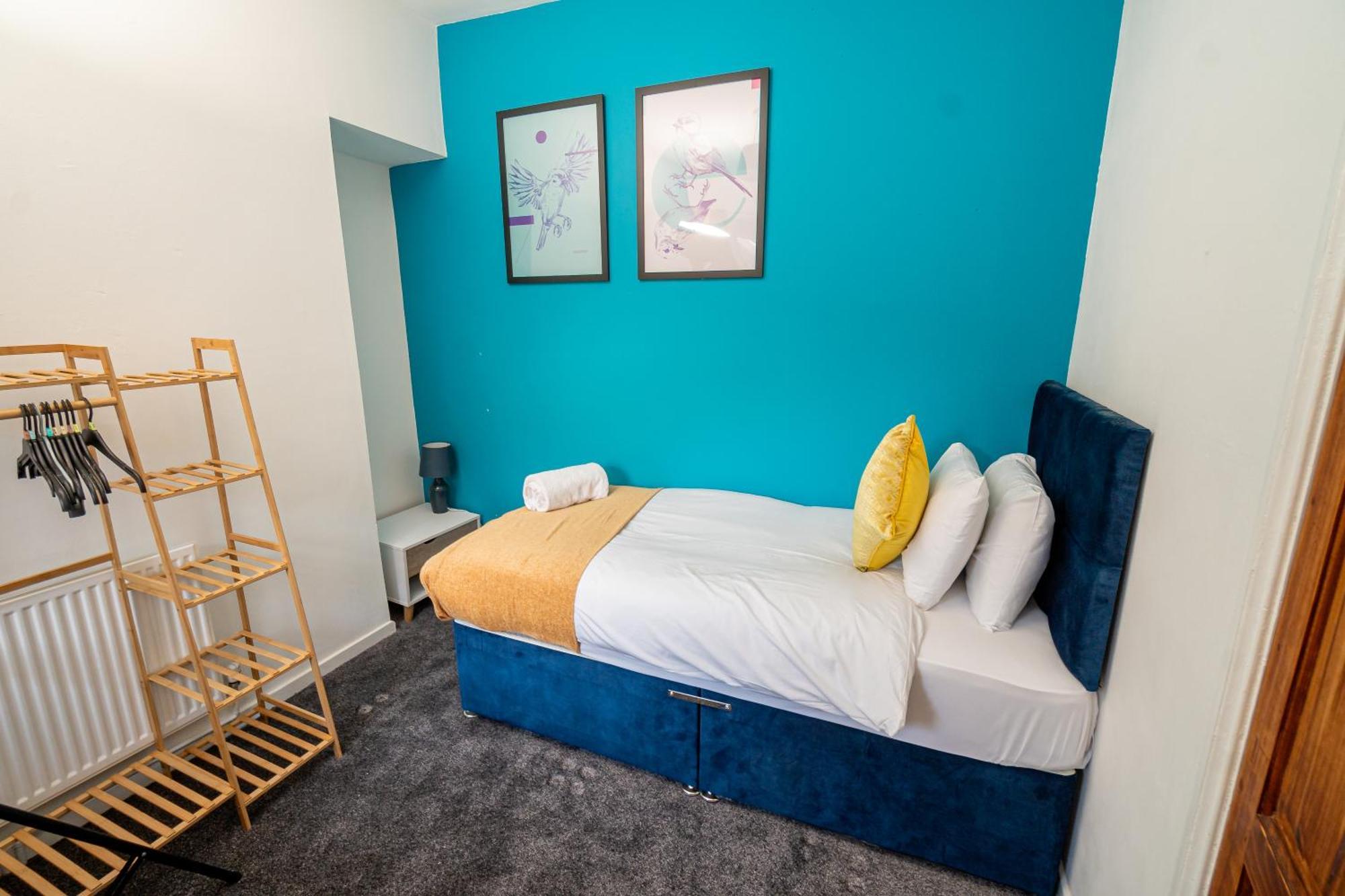 Holiday home Stylish 3-bed With Wifi & Kitchen