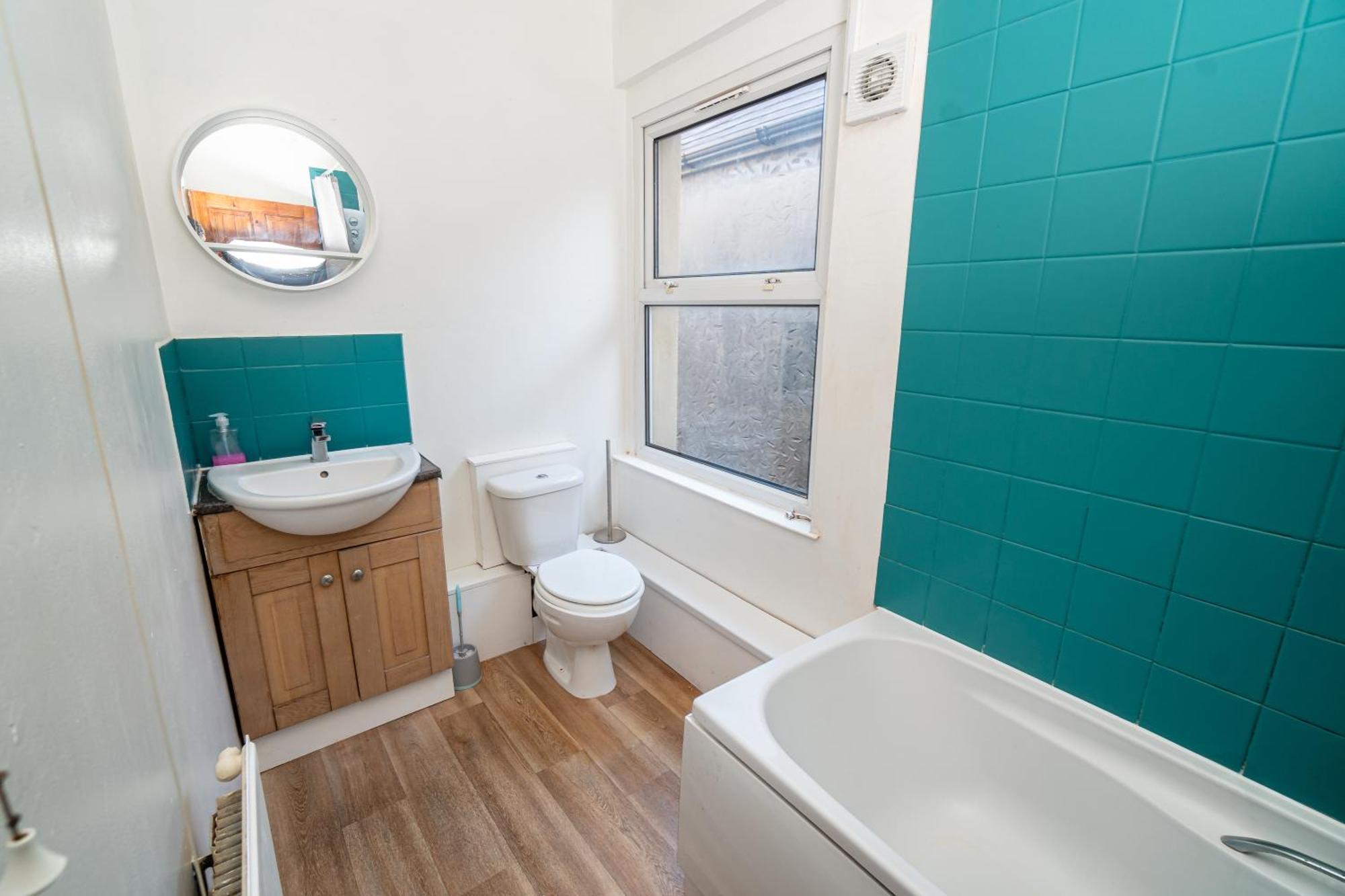 Stylish 3-bed With Wifi & Kitchen *