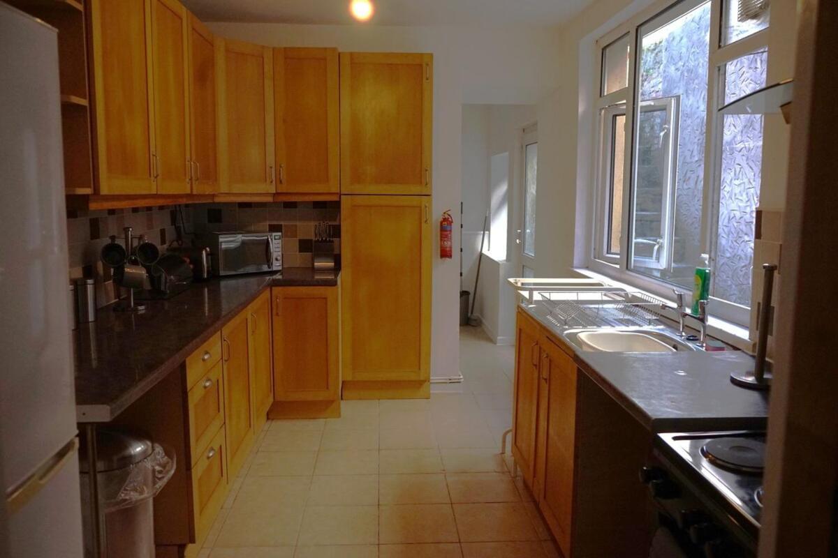 Holiday home Stylish 3-bed With Wifi & Kitchen *