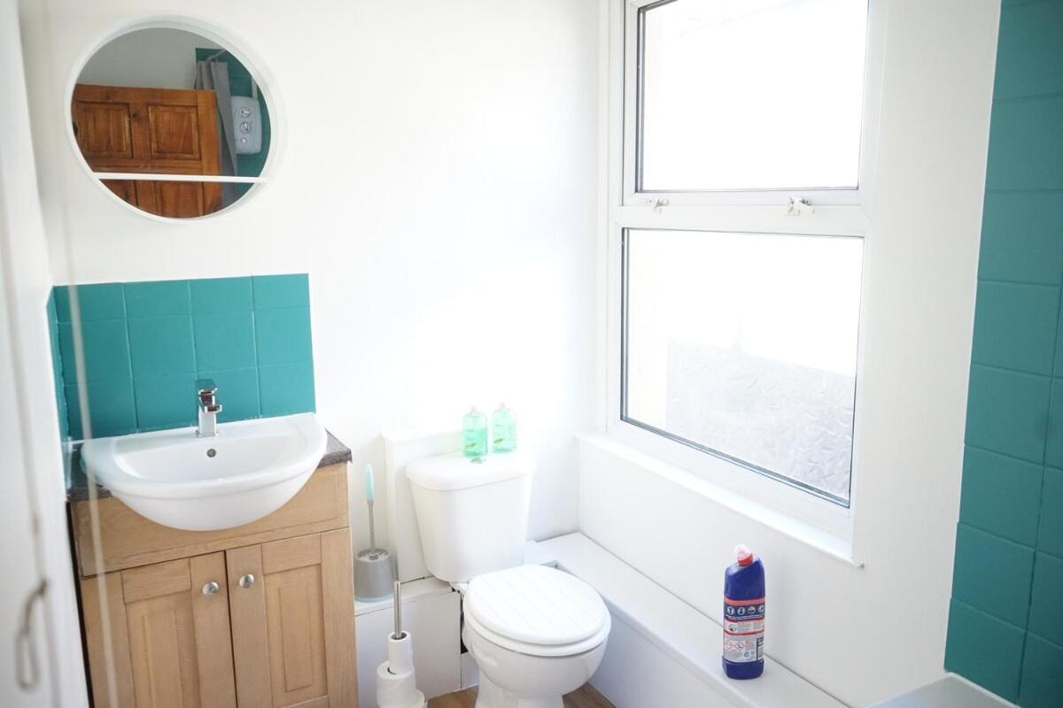 Stylish 3-bed With Wifi & Kitchen *