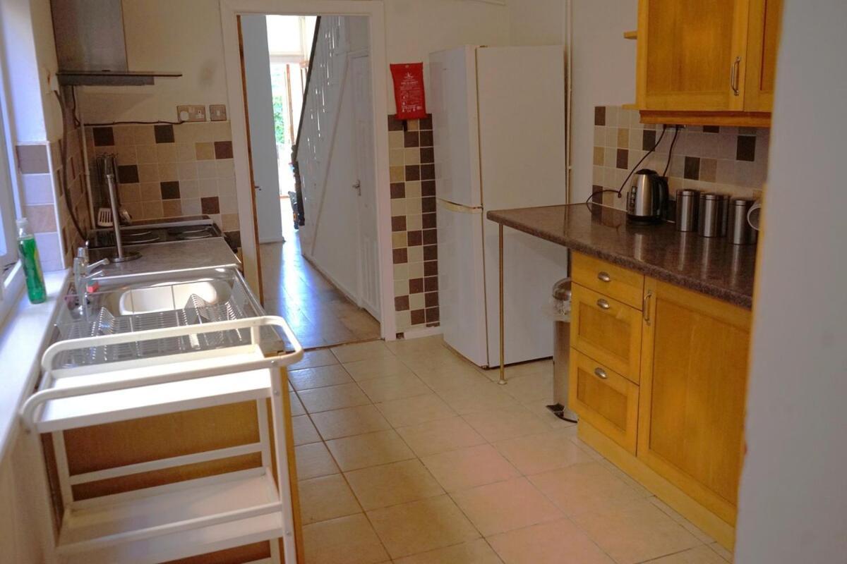 Stylish 3-bed With Wifi & Kitchen Swansea