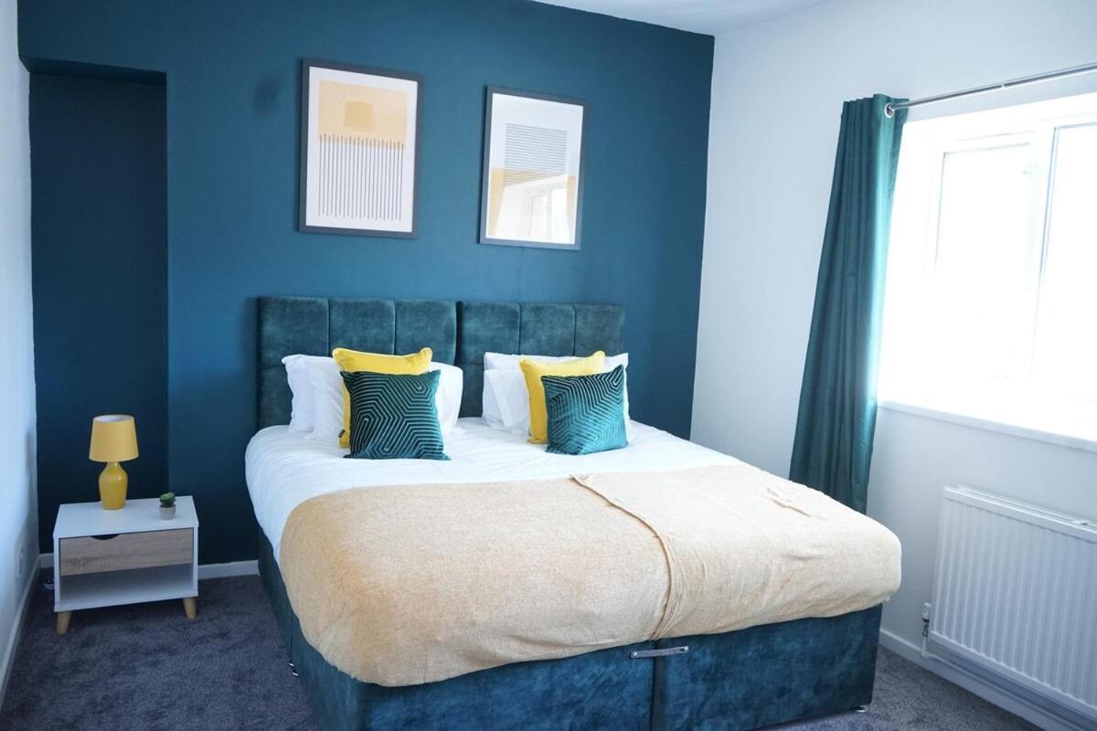 Holiday home Stylish 3-bed With Wifi & Kitchen *