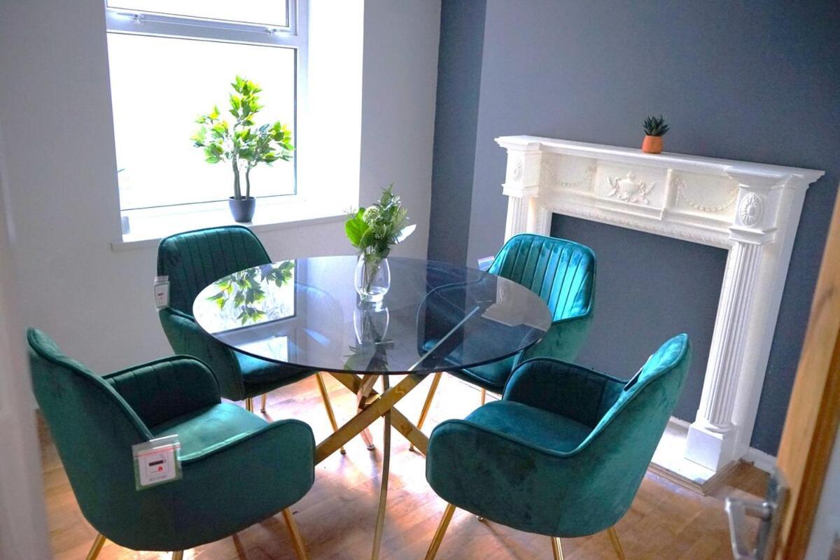 Stylish 3-bed With Wifi & Kitchen *